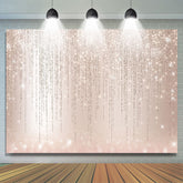 Lignes de paillettes et toile de fond d'anniversaire Bokeh rose clair